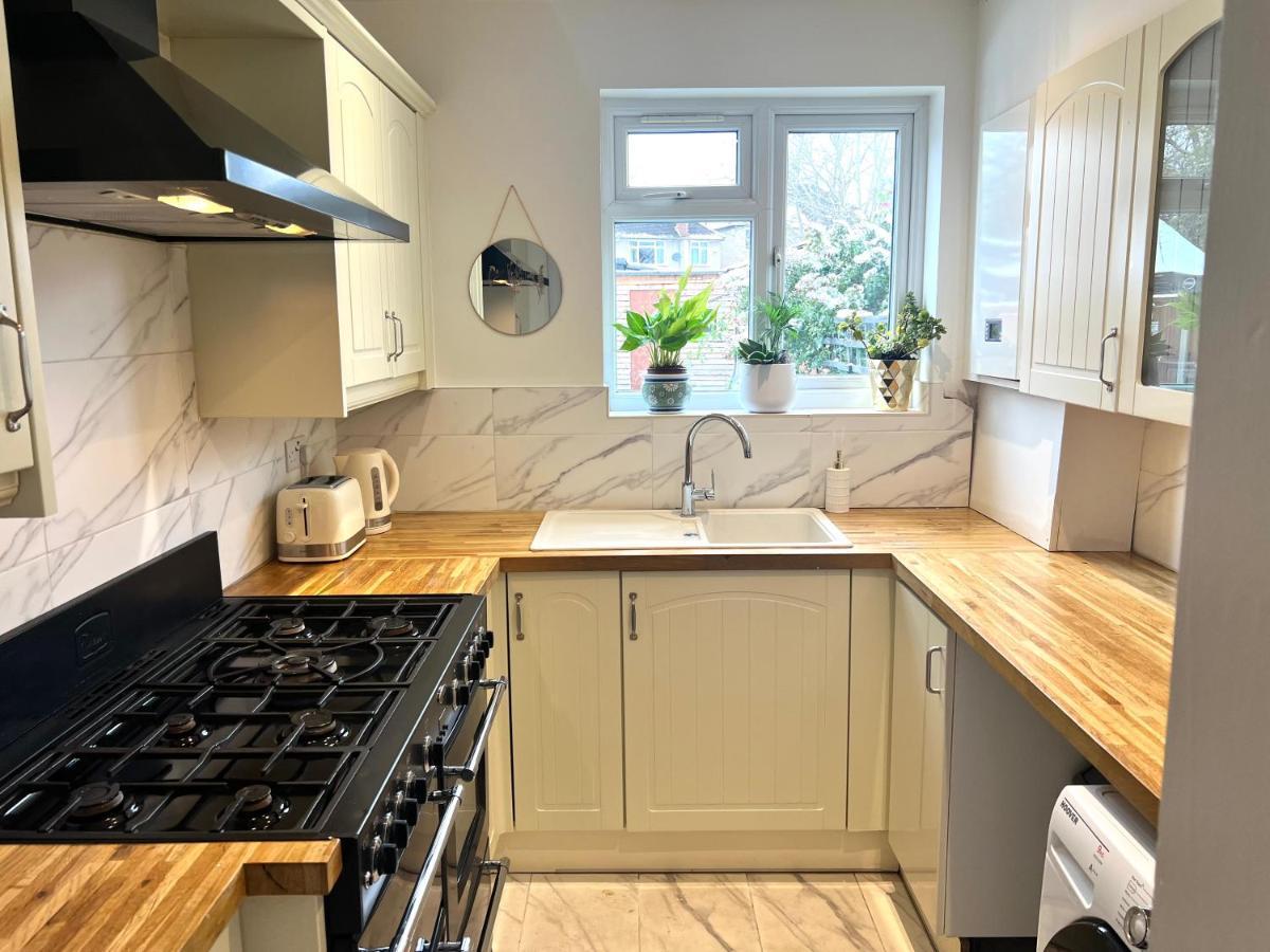 Lovely Single Room Лондон Екстериор снимка