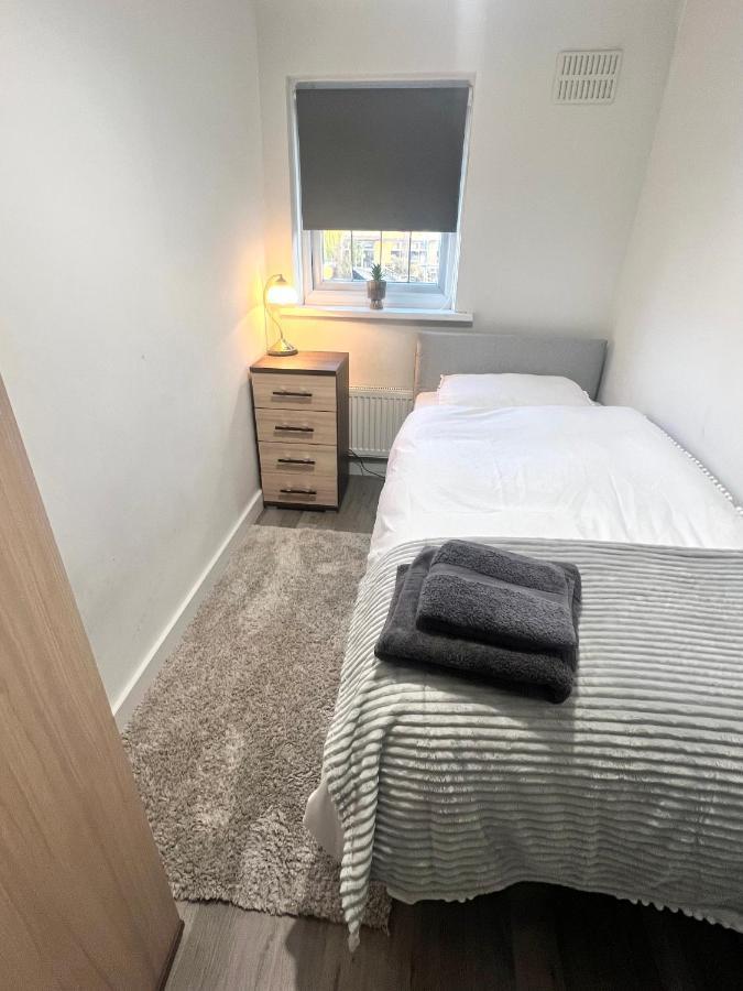 Lovely Single Room Лондон Екстериор снимка